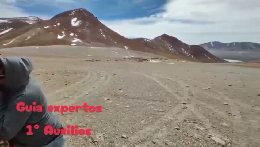 Guías expertos asistiendo en ruta, camino al Volcán Galán